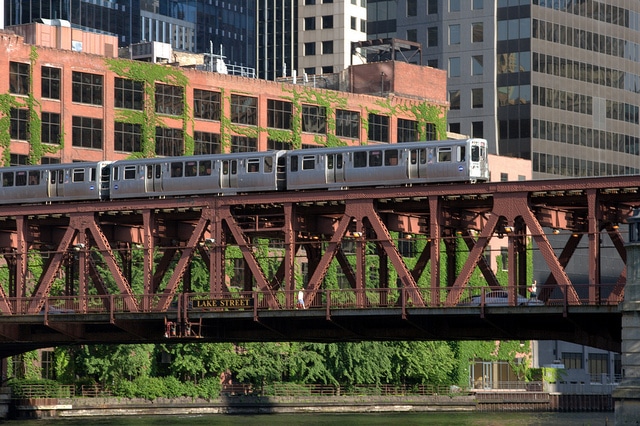  'L' train crossing the south fork of the Chicago River