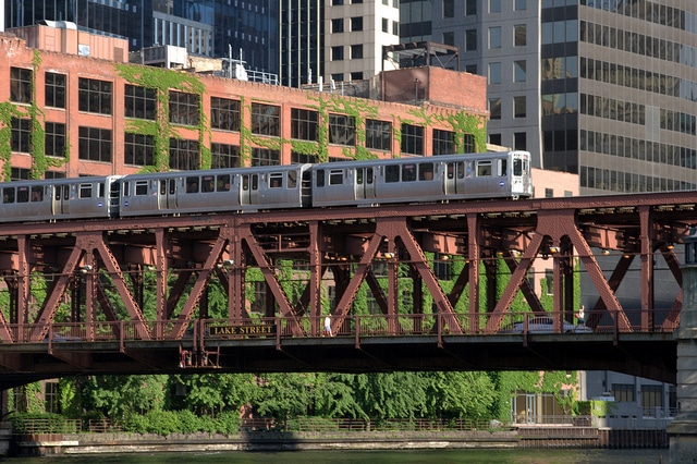 'L' train crossing the south fork of the Chicago River