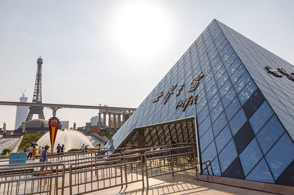 People enjoying at windows of the world, Shenzhen advertising agency