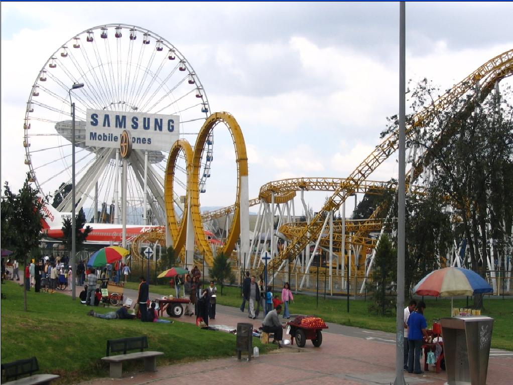 People at Samsung Wheel and Double Loop Roller Coaster at Salitre Mágico, Tourism Theme Park Advertising Agency.