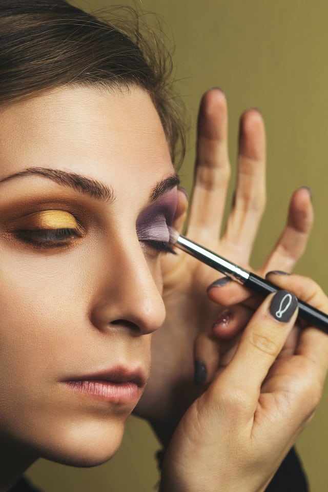 A wmoan using eye liner, Beauty & Cosmetics Advertising Agency.