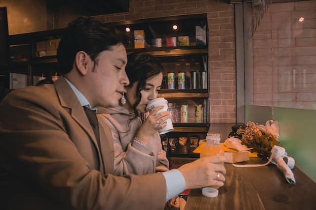 A couple enjoying coffee in restaurant in Lima advertising agency.